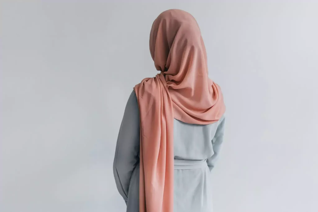 a hijab girl stand.